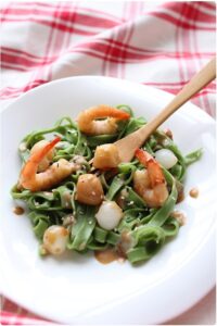 Crevettes et noix de saint jacques sautées aux tagliatelles vertes