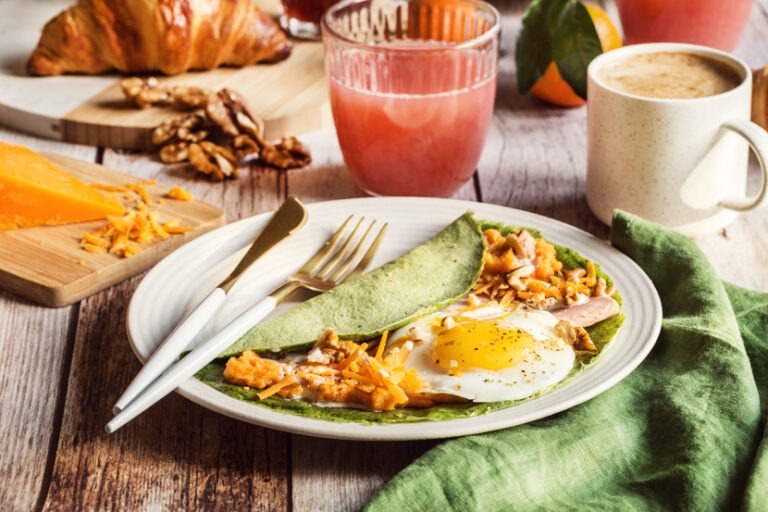 Crêpes vertes d'épinard, garnies à la patate douce et oeuf sur le plat