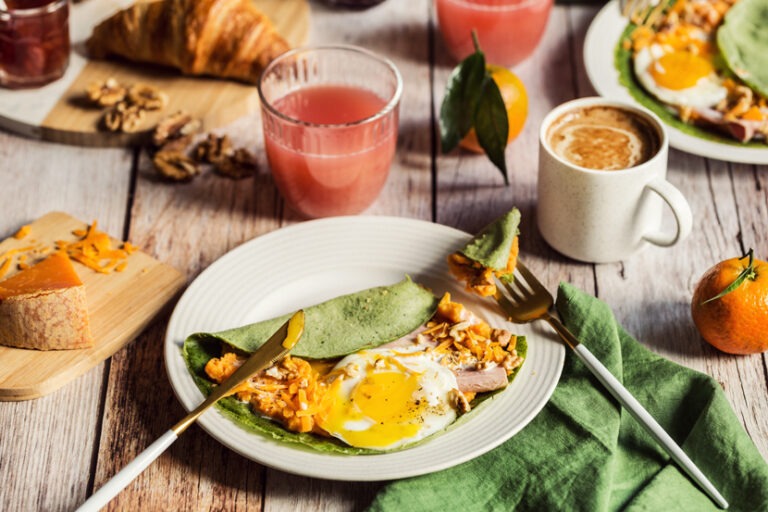 Crêpes vertes d'épinard, garnies à la patate douce et oeuf sur le plat