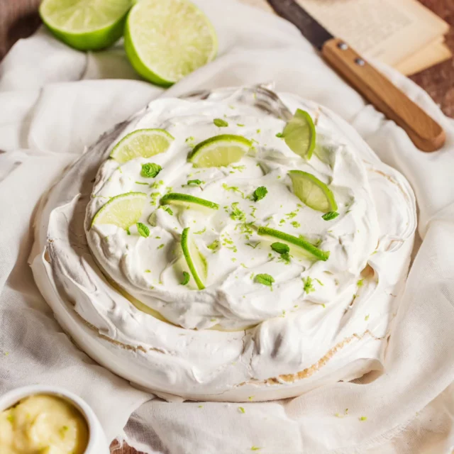 Ca fait vraiment longtemps que je ne suis pas venue ici pour partager une nouvelle recette. J’ai dû m’éloigner du blog et des réseaux sociaux car ces derniers temps n’ont pas été faciles pour moi. Ces dernières années, j’ai développé un trouble anxieux généralisé que je n'ai plus réussi à gérer et qui a eu de lourdes conséquences sur mon rapport à la nourriture et sur ma vie en général. 

Depuis peu, j’ai une béquille médicamenteuse qui m’aide énormément (en parallèle d’une thérapie). Ça a été un combat pour réussir à supporter ce traitement (je suis une personne qui est très sensible aux effets secondaires 😣), mais aujourd’hui, j’en ai enfin les effets bénéfiques. 💪

Je travaille maintenant à retrouver tout le plaisir que j’avais à partager avec vous des recettes et à les photographier. Pour ce retour, je vous propose une nouvelle recette de pavlova au citron vert et à la menthe. 🍋🌿
Si vous voulez la tester, je vous mets le lien en Story et dans ma bio.

Je ne sais pas encore à quelle fréquence je vais poster, mais j’espère être plus régulière. Si vous avez des envies de recettes, dites-moi en commentaire ! 💬😊  Ca me donnera ainsi quelques idées pour vous faire plaisir !

#RetourEnCuisine #Pavlova #Recette #CitronVert #Menthe #BlogCuisine #stylisteculinaire #photographeculinaire