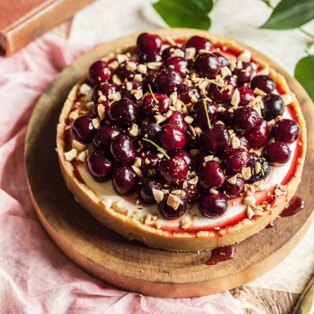 Hello ! Je suis ravie de partager avec vous une nouvelle recette qui va ravir vos papilles (enfin, je l’espère ! 😊) : la tarte cheesecake aux cerises. 

😌💭 Imaginez une base croustillante de sablés bretons au bon goût de beurre, une garniture crémeuse et onctueuse au cream cheese, le tout surmonté par des cerises juteuses et des éclats d’amandes torréfiées.

Je vous ai convaincu ? 😃 La recette est maintenant disponible sur chefnini.com (lien direct en Story et dans ma bio)

Je tenais à vous remercier du fond du cœur pour tous les messages que vous m'avez envoyés sur mon dernier post, ça m'a touché, vous n'imaginez pas ! 🫶

#cheesecake #cerise #dessertgourmand #photographeculinaire #foodphotography #creamcheese #tarte