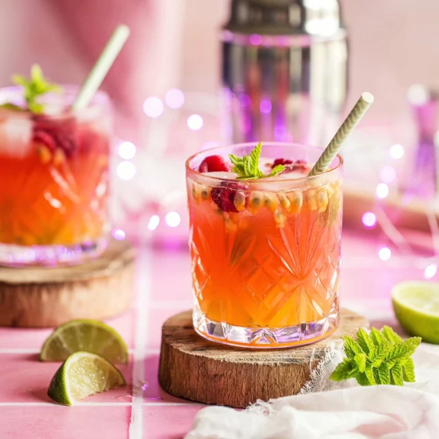 Le soleil ☀️ n'est peut-être pas dans le ciel mais il est dans ce mocktail 🍹! Et c'est un régal et super facile à faire. 

Il se prépare avec de l'eau de coco, du jus de citron vert, du fruit de la passion, des framboises, du sirop exotique et de la menthe.

👉 La recette est à retrouver sur le blog chefnini.com. (lien direct en Story et dans ma bio)

#mocktail #foodphotography #cocktailsansalcool #photographeculinaire