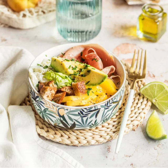 Il n'est pas encore l'heure de manger et pourtant, de voir ces photos, mon ventre gargouille ! ☺️ Je l'aime tellement ! A chaque fois, on se régale avec mon conjoint. Elle se compose de pêches, de mozzarella, de jambon cru, de croûtons de pain à l'huile d'olive, de sucrine et d'avocat. 

📝 Pour voir les quantités et la recette de la vinaigrette, ça se passe sur le blog chefnini.com (lien dispo en Story et dans ma bio).

#saladecomposee #platleger #sucrésalé #recetteété #photographeculinaire