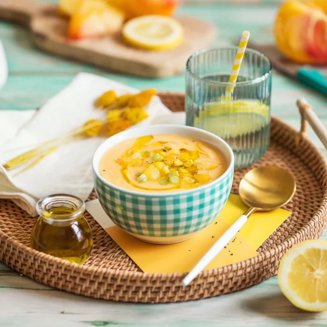 ☀️J'attendais qu'il fasse un temps un peu plus estival pour vous partager cette recette de gaspacho jaune à base de maïs et de tomates jaunes.
C'est délicieux avec quelques tranches de pain grillé à l'huile d'olive ! 🤤

La recette est à retrouver sur le blog chefnini.com. (lien direct en Story et dans ma bio). Je vous partage aussi d'autres recettes de gaspacho publiées sur mon blog. De quoi se rafraîchir ! 💦

#gaspacho #gaspachojaune #soupefroide #estival #recettefraicheur #serafraichir #aperitif #photographeculinaire