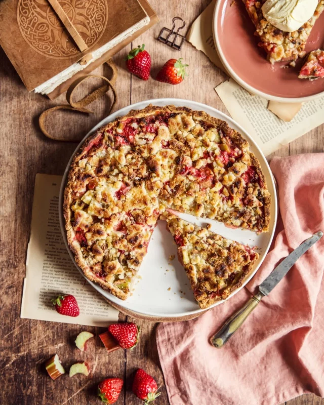🙋🏼‍♀️ Surprise du jour : Une nouvelle recette vous attend sur chefnini.com. 😌
Il s'agit d'une tarte-crumble à la rhubarbe et aux fraises. 🥧

#tartecrumble #tartefraiserhubarbe
#rhubarbe #fraise #dessertdété #goûter #recettedujour #photographeculinaire