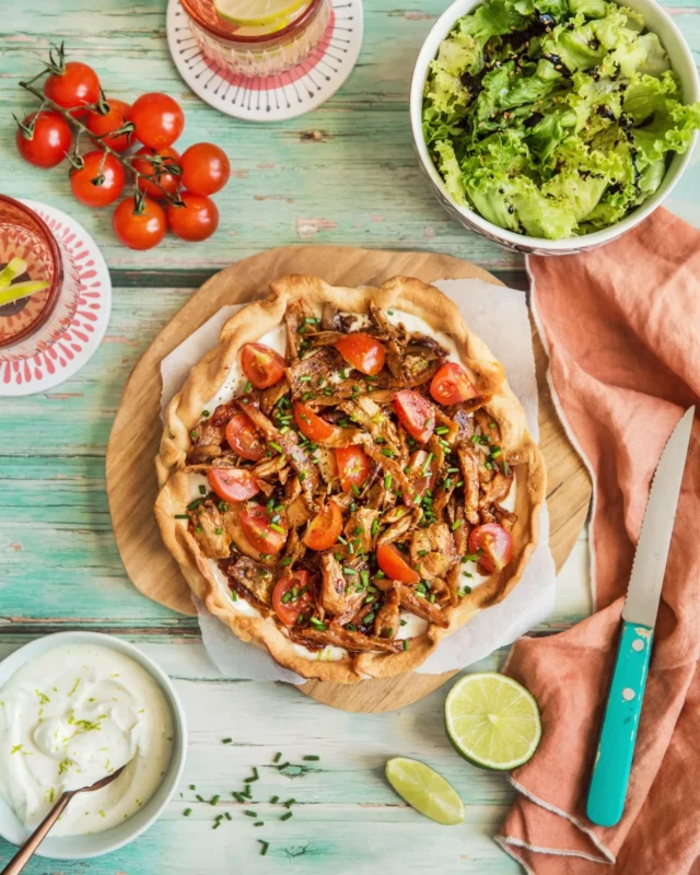 Hello, j’espère que vous allez bien en ce début d’été ! J’ai une nouvelle recette à vous proposer, en collaboration avec @lapin_remarquable.

👉 Il s’agit d’une tarte froide à la feta fouettée, lapin mariné au citron vert & sirop d’érable🌿. 
J’espère que l’idée vous fait envie ! C’est une recette pleine de fraîcheur, qui mêle douceur, peps et croustillant, parfaite pour vos tables d’été ou à emporter pour un pique-nique gourmand. 🧺

Et c’est aussi l’occasion de redécouvrir la viande de lapin sous une forme originale. 😊

✨ Recette pour 4 pers. :

Fond de tarte : Foncez un moule avec une pâte brisée, piquez le fond avec une fourchette. Recouvrez d’un papier cuisson et de billes ou haricots secs. Faites cuire 20 minutes à 180°C, retirez les billes et poursuivez 5 - 10 minutes. Laissez refroidir.

Feta fouettée : Mixez 200 g de feta + 100g de Philadelphia + le zeste d’un citron vert et 5 cl d’eau. Placez au frais.

Lapin : Faites dorer 2 cuisses avec un filet d’huile d’olive, ajoutez 10 cl de bouillon + 1 c.s. de sirop d’érable. Faites cuire à couvert, feu doux, ~40-45 min en ajoutant un peu de bouillon dès que ça réduit (comme un risotto).

Effilochez la viande tiédie, mélangez avec le jus & zeste d’1 citron vert, 1 c.s. sirop d’érable. Laissez mariner au frais ~1 h.

Montage : Versez sur le fond de tarte la feta fouettée, ajoutez l’effiloché de lapin, 8 tomates cerises en quartiers, de la ciboulette ciselée, un tour de moulin à poivre.

Servez bien frais avec une salade. 🥬

#tartefroidesalee #feta #recette #recettefraicheur #recetteestivale #foodinspiration #photographeculinaire #partenariat #collaborationcommerciale