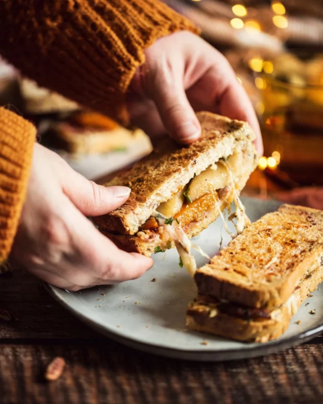 Parfois, il suffit de quelques ingrédients de saison pour réinventer un classique, comme le croque-monsieur.

Ici, j’ai combiné :
✨ des tranches de butternut rôties au paprika fumé
✨ de la poire juteuse
✨ de l’emmental fondant
✨ du jambon cru
✨ et des noix de pécan pour le croquant

Le tout entre deux tranches de pain bien dorées au four…

Et en bonus ? J’ai aussi testé une version avec du fromage à raclette… c’est une dinguerie 😍🧀

Un croque généreux, fondant, légèrement sucré-salé, parfait pour les soirs d’automne.

📌 Recette dispo sur le blog ! (lien en bio)

#croquemonsieur #recetteautomne #comfortfood #butternut #recettegourmande #faitmaison #fromagelover #photographeculinaire #recettesaisonnière #instafood #gourmandise