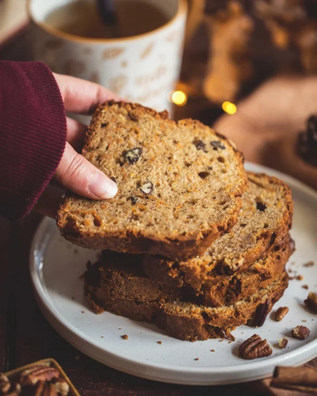 Je ne sais pas pourquoi j’ai attendu si longtemps avant de tester ce carrot cake…
Mais clairement, je le referai ! 🥕✨

Cette recette vient de chez Marmiton, à laquelle j’ai apporté quelques ajustements, et le résultat est un vrai délice.

Je vous partage la recette sur le blog ! (lien en bio).

#carrotcake #recetteautomne #gateaumaison #teaandcake #faitmaison #recettefacile #gouterdautomne #comfortfood #instafood #recetteblog #photographeculinaire #foodphotographie