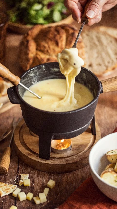 Fondue savoyarde maison 🫕✨

Dans ce réel, je vous montre les étapes pour obtenir une fondue bien lisse, sans grumeaux, et bien gourmande.

✅ Le petit + qui change tout : la fécule délayée à froid + une cuisson douce, en mélangeant en continu.

Et pour la recette complète avec les quantités exactes, je vous la laisse sur le blog (lien en bio).

Vous la dégustez avec quoi vous : pain, pommes de terre, charcuterie ? Tout à la fois peut-être ? 😄

#fonduesavoyarde #recettehiver #fromageaddict #photographeculinaire #recettefacile
