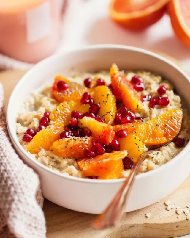 Nouveau sur le blog 🍊✨

Je viens de publier une recette de porridge légèrement sucré avec un topping coloré : grenade (petite acidité super agréable), orange sanguine, graines de chia et miel.

C’est simple, rapide, bien réconfortant… et parfait si vous avez envie d’un bol qui fait du bien sans être lourd.

👉 Recette complète sur le blog — lien en bio.

#porridge #petitdejeuner #recettesaine #orangesanguine #photographeculinaire