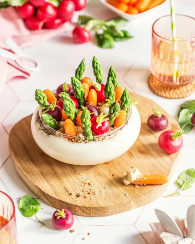 J'avais envie de réaliser une recette toute simple, fraîche et un peu ludique pour Pâques... Et ce petit jardin comestible coche toutes les cases. Il fait clairement son effet sur la table. ✨

Des légumes croquants à tremper dans un dip au fromage frais, une "terre" de pain grillé, et chacun vient piocher comme dans un vrai potager. 🌱🫜🥕

C'est le genre de recette que j'adore : rapide, jolie et conviviale.

Pour découvrir la recette, rendez-vous sur mon blog (lien en bio).

#pâques #recetteprintemps #cuisinecréative #photographeculinaire #brunch