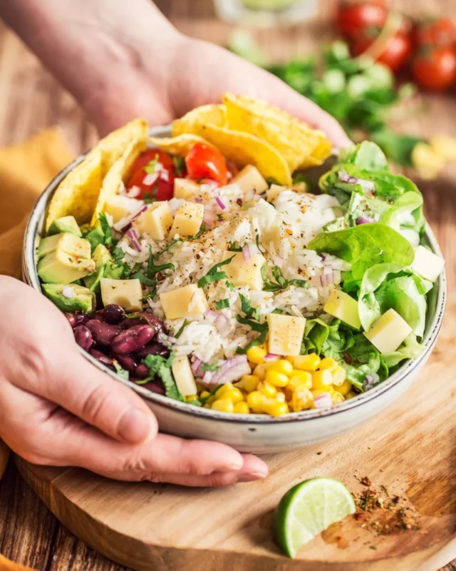 🌮 Hello !

Aujourd’hui, je vous propose un burrito bowl maison, simple, frais et plein de saveurs ☀️

Du riz, des légumes croquants, de l’avocat, des haricots, une petite sauce relevée… et du fromage pour la gourmandise 🧀

J’adore ce genre de recette où chacun peut composer son bol selon ses envies. C’est rapide, équilibré et parfait pour un déjeuner ou un dîner sans prise de tête ✨

Recette dispo sur le blog (lien en bio)

Vous aimez ce genre de bowl ? 

#photographeculinaire #bowlrecipes #recettefacile #burritobowl #ideerepas