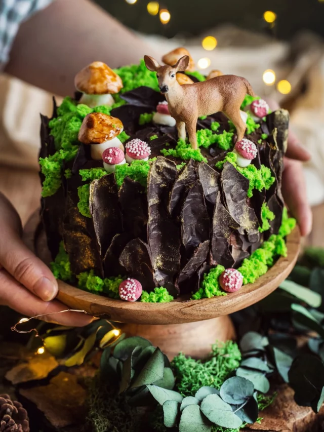 Hello !

Je vous propose de faire un petit tour dans la forêt avec moi avec ce Forest Layer cake au chocolat et à la framboise.

J'avais envie d'un gâteau inspiré par les sous-bois, la mousse, les champignons et les ambiances féeriques que j'aime tant. ✨

Depuis quelque temps, j'ai envie de faire dialoguer cuisine et création. Car cette recette fait écho à une autre facette de mon quotidien : à côté de la cuisine, je peins, je bricole, je crée des décors et des ambiances inspirées par la nature. C'est un univers que je partage sur une autre page Instagram @nini_bulles_creatives. Peut-être que c'est quelque chose qui vous parle aussi alors venez m'y rejoindre. 🙂

👉🏼 La recette complète est sur le blog chefnini.com. Et une vidéo Youtube accompagne aussi cette recette pour montrer les gestes et passer un moment chill en cuisine. Elle se trouve dans l'article du blog.

#layercake #photographeculinaire #gateaumaison #fantasycake #chocolat
