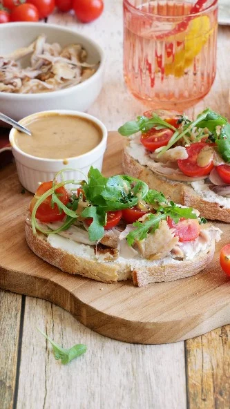 Hello,

Je vous retrouve aujourd’hui avec une nouvelle recette qui vient fêter l’arrivée de l’été. 

J’ai préparé des tartines au chèvre frais, avec du lapin effiloché, des tomates cerises, roquette et une vinaigrette aux pruneaux d’Agen. Ça se marie super bien. 👌🏻 C'était un régal !

Pour 4 tartines :

4 gigolettes de lapin

4 pruneaux d’Agen dénoyautés

4 tranches de pain de campagne

150 g de chèvre frais

200 g de tomates cerises

1 belle poignée de roquette

1 c. à café de moutarde

1 c. à soupe de vinaigre balsamique

4 c. à soupe d’huile d’olive

3 à 4 cl d’eau

Thym, sel, poivre

Faites dorer les gigolettes de lapin dans une cocotte avec un filet d’huile d’olive. Salez, poivrez, ajoutez un peu de thym, un fond d’eau, puis laissez cuire à couvert 45 minutes.

Retirez le couvercle et poursuivez la cuisson 30 minutes à feu vif pour faire caraméliser après évaporation de l’eau de cuisson. Surveillez la coloration.

Effilochez le lapin lorsqu’il est froid.

Préparez la vinaigrette en mixant les pruneaux avec la moutarde, le vinaigre, l’huile d’olive, un peu d’eau, du sel et du poivre.

Faites griller les tranches de pain de campagne, tartinez-les de chèvre frais, ajoutez le lapin effiloché, les tomates cerises coupées en deux, quelques feuilles de roquette, puis terminez avec un filet de vinaigrette aux pruneaux.

--------------------

Collaboration commerciale rémunérée avec @lapin_remarquable